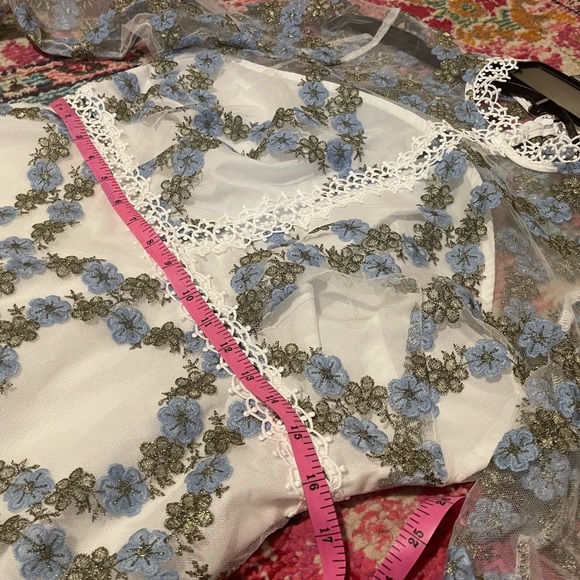 60s inspired white go go style dress with blue viney flowers. Sheer sleeves - Picture 4 of 8